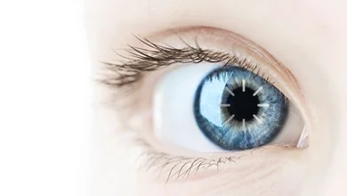 Das Bild zeigt ein Auge mit blauer Augenfarbe auf dem ein Ladesymbol zu sehen ist